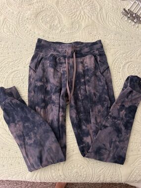 Lululemon Tie-Dye Align Joggers in black & taupe size 4